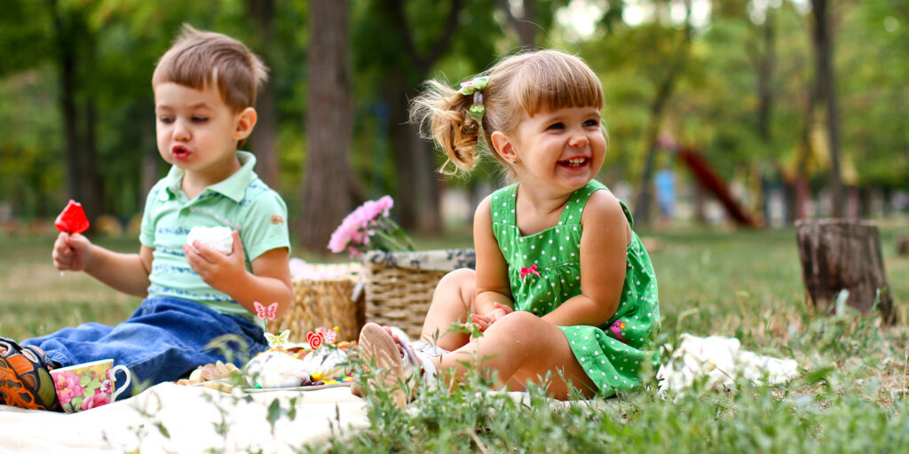 Piknik két kisgyerekkel a szabadban a gyereknap alkalmából