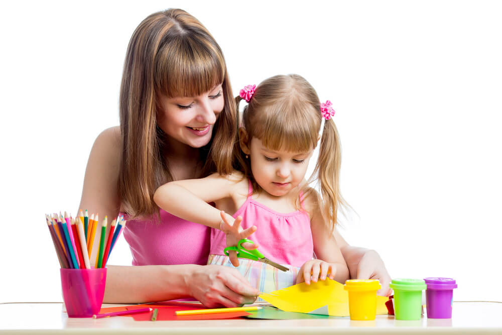 Kreatív ötletek otthonra anyukának és kislányának színesz ceruzákkal és papírokkal