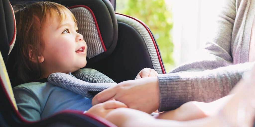 Kisbaba az autóban bekötve a gyerekülés szabályok szerint