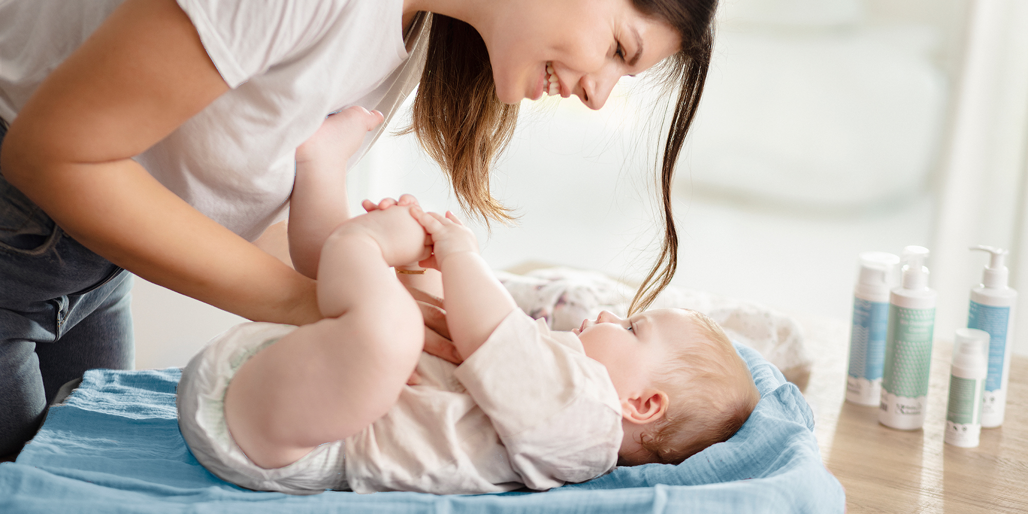Édesanya pelenkát cserél a babán, a babaápolás lépésről lépésre kalauz javaslatai szerint