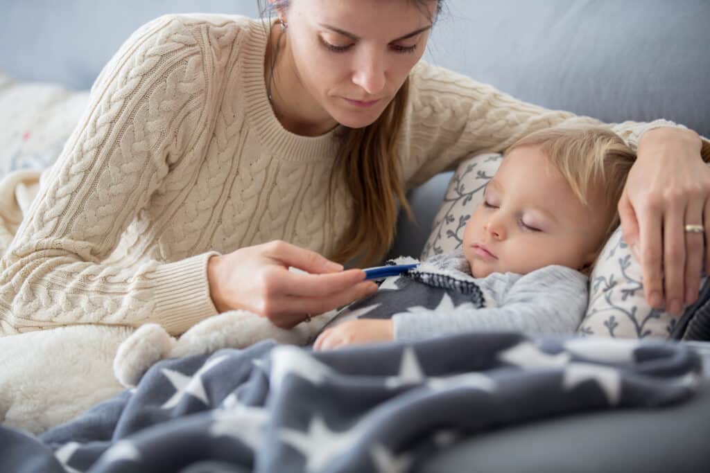 Beteg, asztmás kisgyerekre vigyáz az anyukája