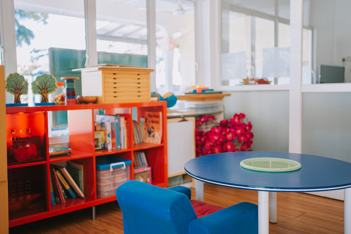 Montessori osztályterem részlete gyerekméretű bútorokkal és játékokkal