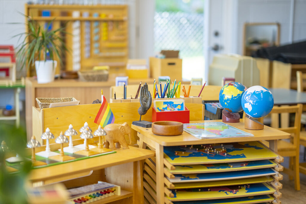 Montessori terem: egy strukturált tanulási tér, ahol mindennek célja és helye van
